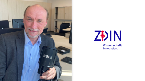 Ein rundes Bild von einem Mann mit einem Mikrofon.