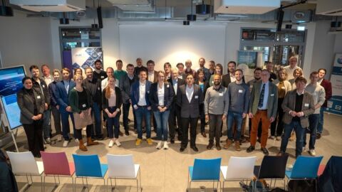 Eine Personengruppe blickt in die Kamera