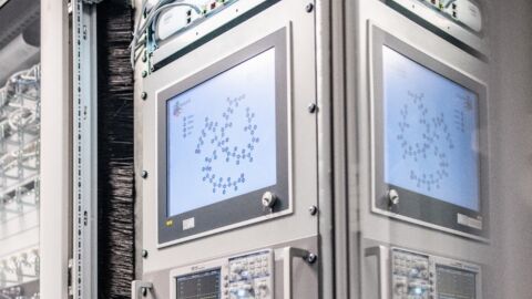 Foto von einer Server-Einheit mit Kabeln und Bedienknöpfen