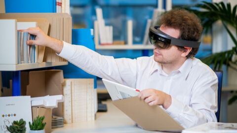 Person mit futuristischer Brille am Arbeitsplatz