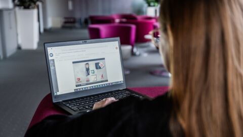 Frau schaut auf Laptop