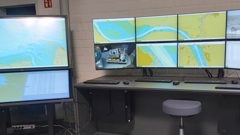 Verschiedene Bildschirme zeigen einen Fluss und eine Küstenregion