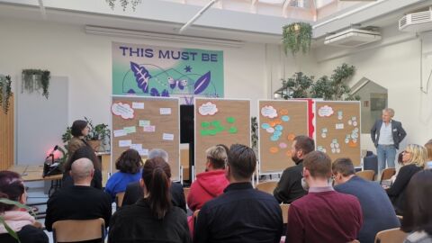 Eine Gruppe nimmt an einem Workshop teil.