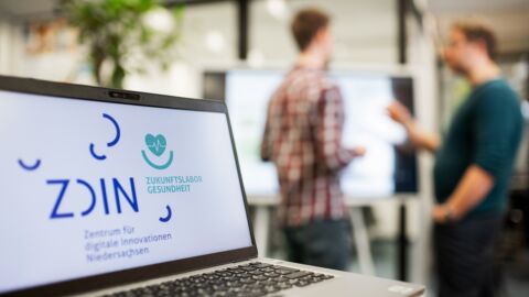 Ein Laptop zeigt das Logo des ZDIN und des Zukunftslabor Gesundheit