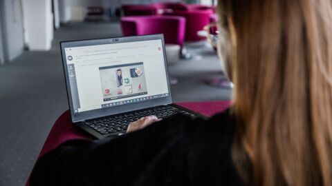 Eine Frau sitzt am Computer