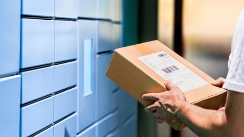 Person mit Paket in der Hand