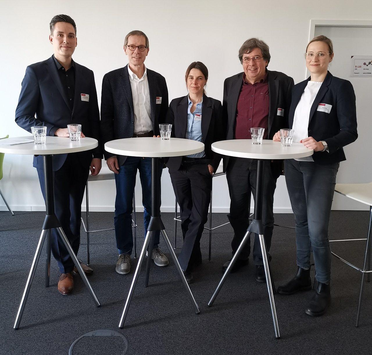 (von links nach rechts) Dr.-Ing. Marius Brinkmann (Geschäftsführer ZDIN), Prof. Dr. Joachim Hertzberg (Universität Osnabrück, Institut für Informatik, Arbeitsgruppe Wissensbasierte Systeme), Dr. Anne-Kathrin Schwab (Universität Vechta, Fachbereich Wirtschaft und Ethik), Prof. Dr. Arno Ruckelshausen (Hochschule Osnabrück, Fakultat Ingenieurwissenschaften und Informatik) und Dr. Verena Otter (Universität Göttingen, Department Agrarökonomie und Rurale Entwicklung)