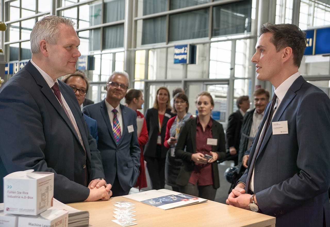 Dr.-Ing. Marius Brinkmann im Gespräch mit Minister Björn Thümler auf der Hannover Messer 2019